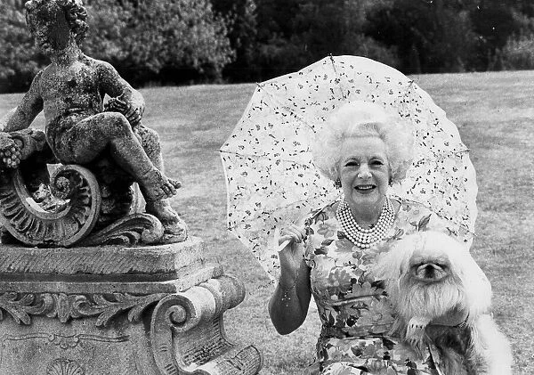 Barbara Cartland with pekinese dog in garden of her home - August 1976 20  /  08  /  1976