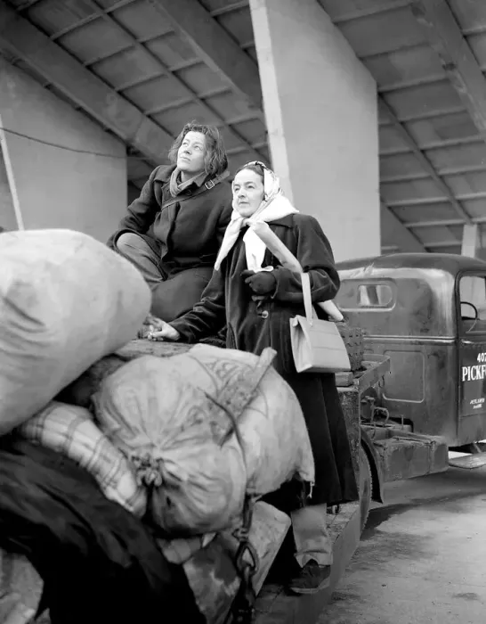 Framed Print : Barbara Hepworth Artist and Sculpture - March 1951 supervising the erection of her Framed Print : Barbara Hepworth Artist and Sculpture - March 1951 supervising the erection of her