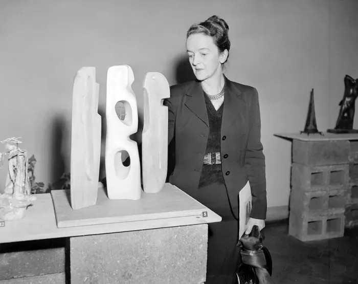 Framed Print : Barbara Hepworth Artist and Sculpture - March 1953 wins prize for her wood carving
