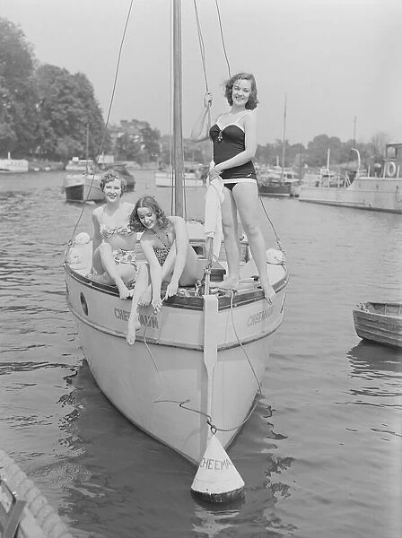 Barbara Pearce, Tamara Kirova, and Eleanor Fazan on River Thames. 1950 024416  /  13