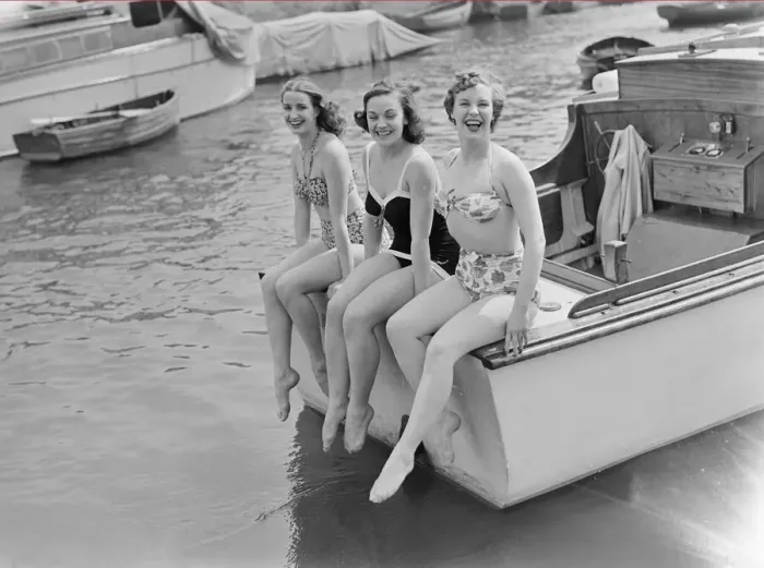 Framed Print : Barbara Pearce, Tamara Kirova, and Eleanor Fazan on River Thames. 1950 024416 / 7 Framed Print : Barbara Pearce, Tamara Kirova, and Eleanor Fazan on River Thames. 1950 024416 / 7