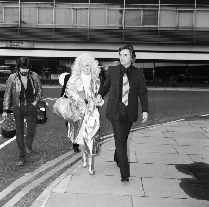 Framed Print : Barbara Windsor and her husband Ronnie Knight arriving at Heathrow Airport from Australia
