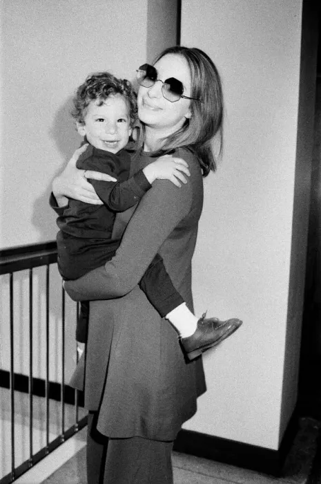 Framed Print : Barbra Streisand leaving Heathrow Airport for New York with her son Jason, aged 2