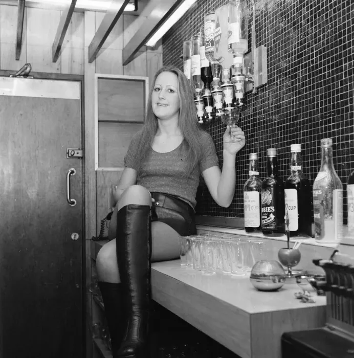 Framed Print : Barmaid at Mecca Bingo Hall, Middlesbrough, 1972, Photocall
