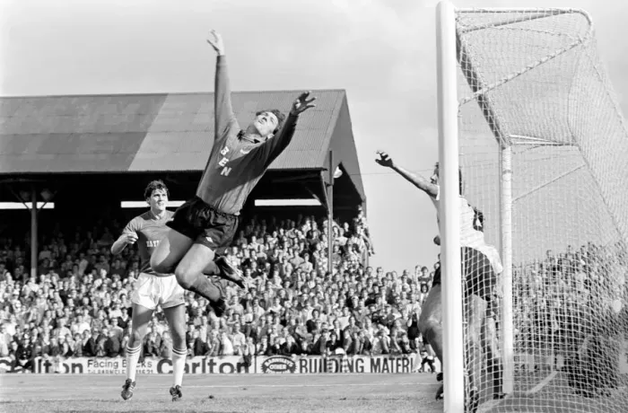 Framed Print : Barnsley 3 v. Bolton 0. September 1981 MF03-08-095
