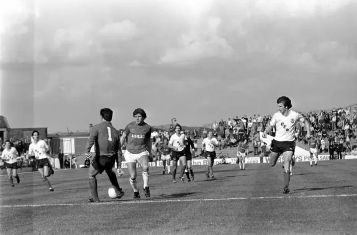 Framed Print : Barnsley 3 v. Bolton 0. September 1981 MF03-08-110