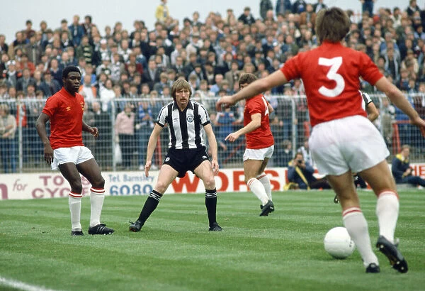 Barnsley v Newcastle United. Left to right, W Campbell, J Brownlie. Circa 1981