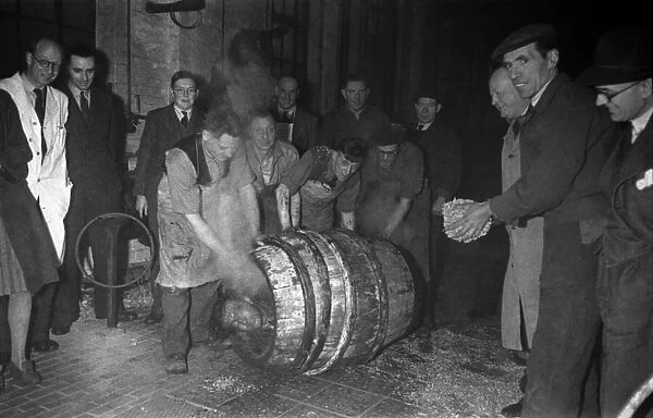 Barrel Story 'Frissing the Cooper'Custom. December 1946 O5993-002