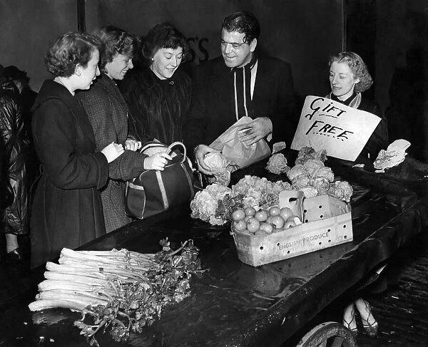 Barrow boys gives away vegetables to women. August 1954 P009856
