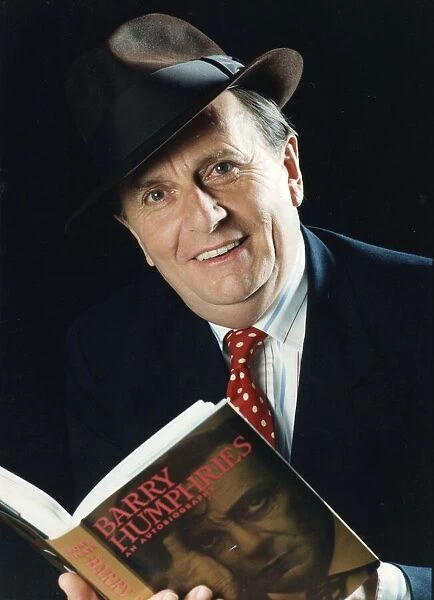BARRY HUMPHRIES, CREATOR OF DAME EDNA EVEREDGE WITH HIS AUTOBIOGRAPHY - 29  /  08  /  1992