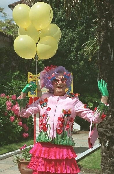 BARRY HUMPHRIES AS DAME EDNA EVERAGE 16  /  05  /  1989