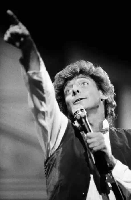 Framed Print : Barry Manilow in concert at Blenhiem Palace. 28th August 1983 Framed Print : Barry Manilow in concert at Blenhiem Palace. 28th August 1983
