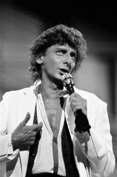 Framed Print : Barry Manilow in concert at Blenhiem Palace. 28th August 1983 Framed Print : Barry Manilow in concert at Blenhiem Palace. 28th August 1983
