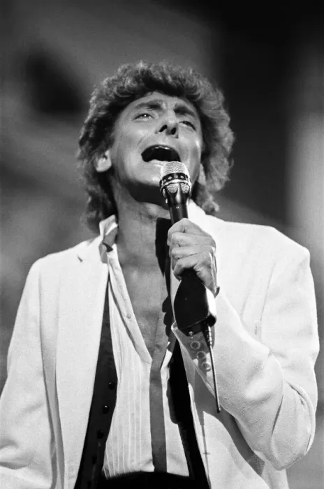 Framed Print : Barry Manilow in concert at Blenhiem Palace. 28th August 1983 Framed Print : Barry Manilow in concert at Blenhiem Palace. 28th August 1983