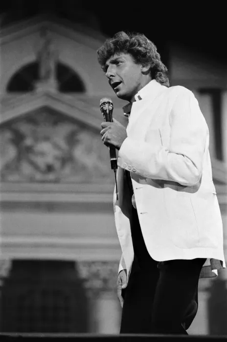 Framed Print : Barry Manilow in concert at Blenhiem Palace. 28th August 1983 Framed Print : Barry Manilow in concert at Blenhiem Palace. 28th August 1983