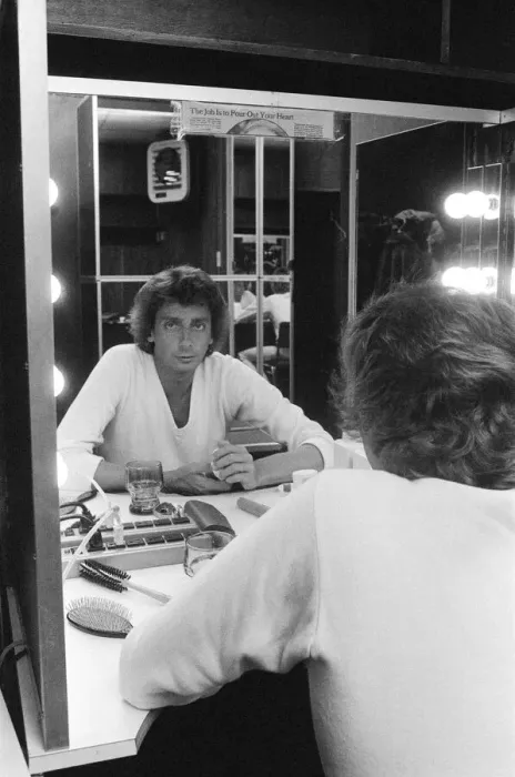 Framed Print : Barry Manilow in his dressing room during one of his concerts at Hartford Civic Center