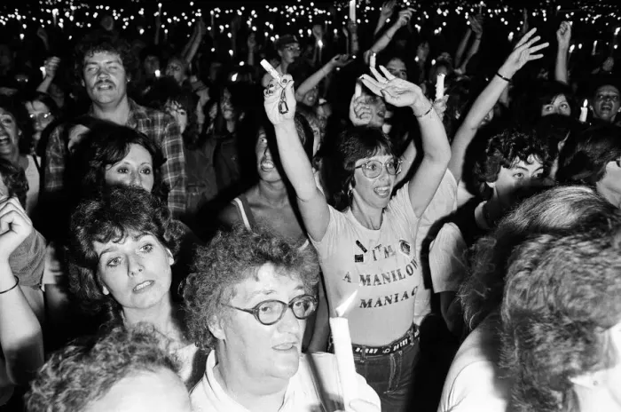 Framed Print : Barry Manilow fans watching him in concert at Blenhiem Palace