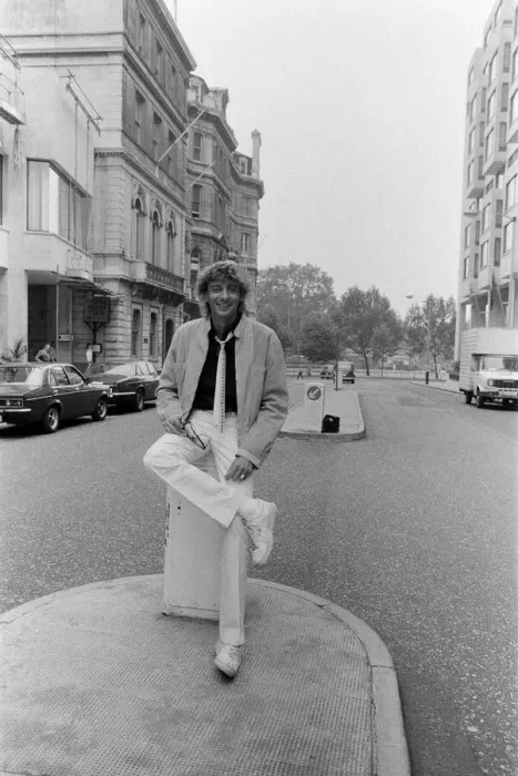 Framed Print : Barry Manilow, pictured after leaving the Inn on the Park. 24th August 1983