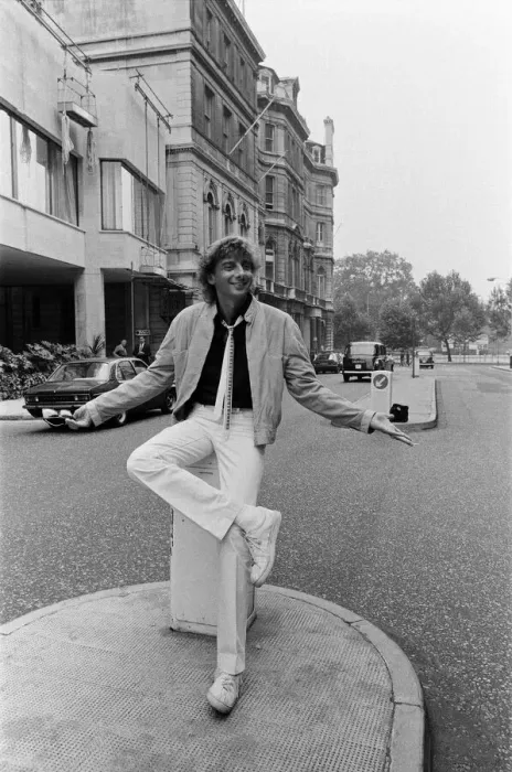 Framed Print : Barry Manilow, pictured after leaving the Inn on the Park. 24th August 1983 Framed Print : Barry Manilow, pictured after leaving the Inn on the Park. 24th August 1983