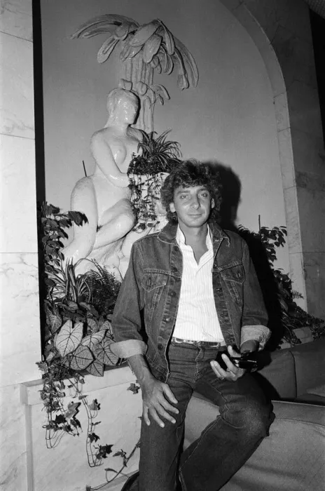 Framed Print : Barry Manilow at the Savoy Hotel, London. 26th August 1983 Framed Print : Barry Manilow at the Savoy Hotel, London. 26th August 1983