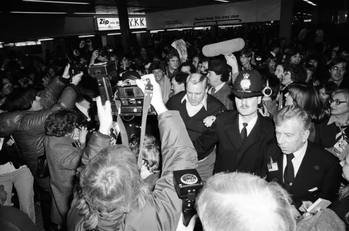 Framed Print : Barry Manilow surrounded by his many fans as he leaves Heathrow Airport. 7th January 1982 Framed Print : Barry Manilow surrounded by his many fans as he leaves Heathrow Airport. 7th January 1982