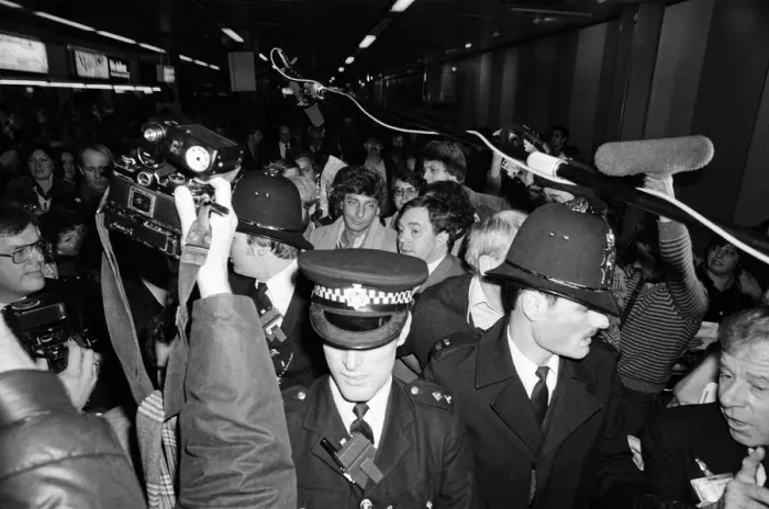 Framed Print : Barry Manilow surrounded by his many fans as he leaves Heathrow Airport. 7th January 1982 Framed Print : Barry Manilow surrounded by his many fans as he leaves Heathrow Airport. 7th January 1982