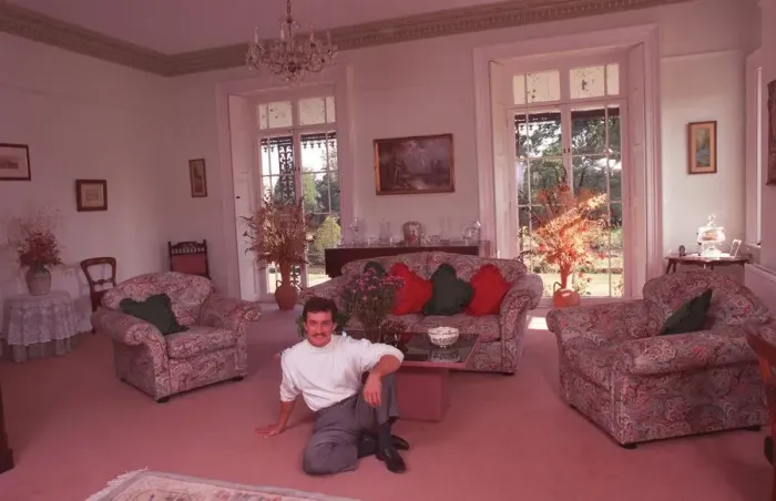Framed Print : BARRY MCGUIGAN, BOXER, IN PHOTOCALL AT HIS HOME 13 / 09 / 1991 Framed Print : BARRY MCGUIGAN, BOXER, IN PHOTOCALL AT HIS HOME 13 / 09 / 1991