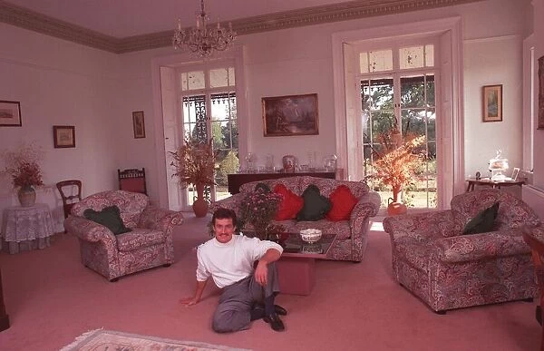 BARRY MCGUIGAN, BOXER, IN PHOTOCALL AT HIS HOME 13  /  09  /  1991