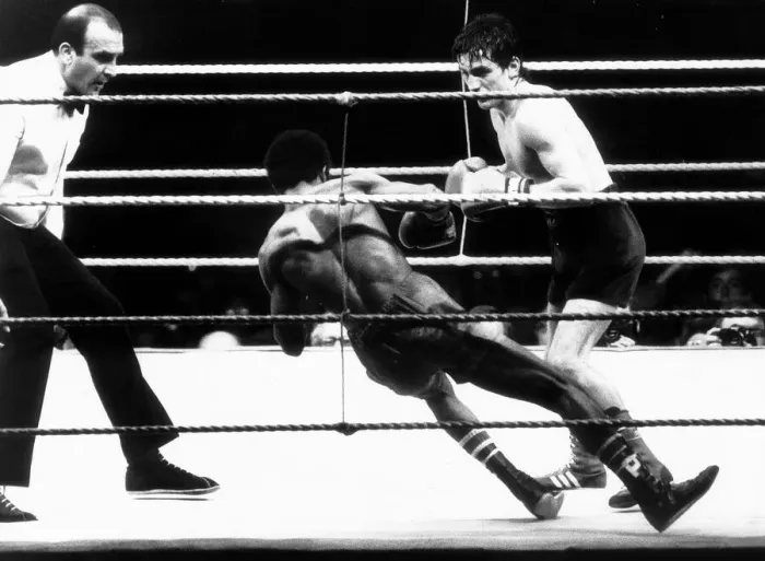 Framed Print : Barry McGuigan v Eusebio Pedroza Boxing June 1985 Eusebio Pedroza goes down in