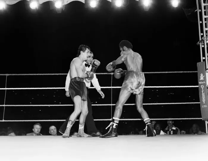 Framed Print : Barry McGuigan vs Eusebio Pedroza at Queens Park Rangers football stadium, Loftus Road