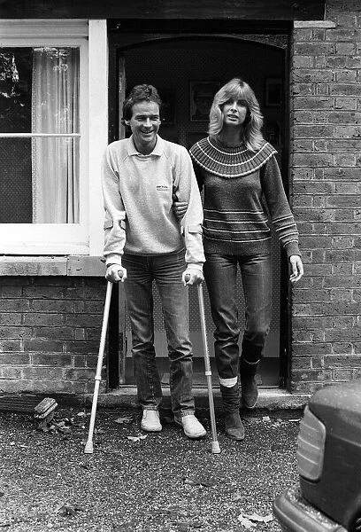Barry Sheene at home on crutches with girlfriend Stephanie McClean October 1982