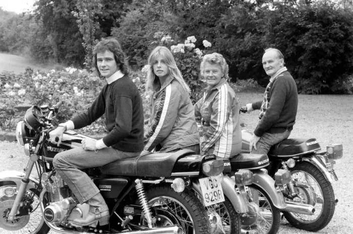 Framed Print : Barry Sheene: In the pits as a timekeeper will be his constant girl friend Stephanie Framed Print : Barry Sheene: In the pits as a timekeeper will be his constant girl friend Stephanie