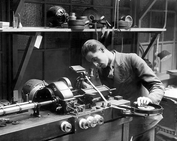 Bartlane Telephoto receiving machine being demonstrated at the Mirror
