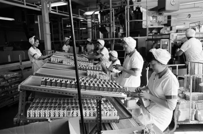 Framed Print : Bassets confectionery factory, Owlerton, Sheffield. 4th September 1967