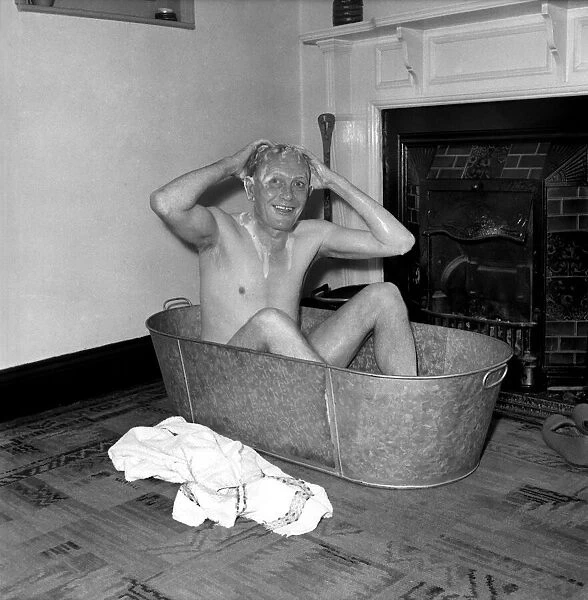 Bath Tub - George Cameron - Comedian. October 1952 C5318