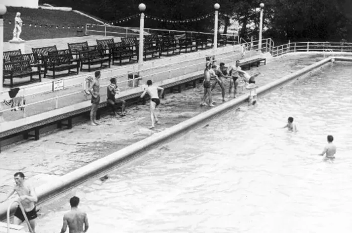 : Bathers enjoying the outdoor pool at Trentham Page 50 TWWW Potters Holiday Circa : Bathers enjoying the outdoor pool at Trentham Page 50 TWWW Potters Holiday Circa