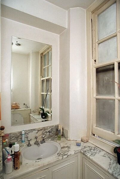 Bathroom of Coleherne Court August 1998 old former flat of Princess Diana