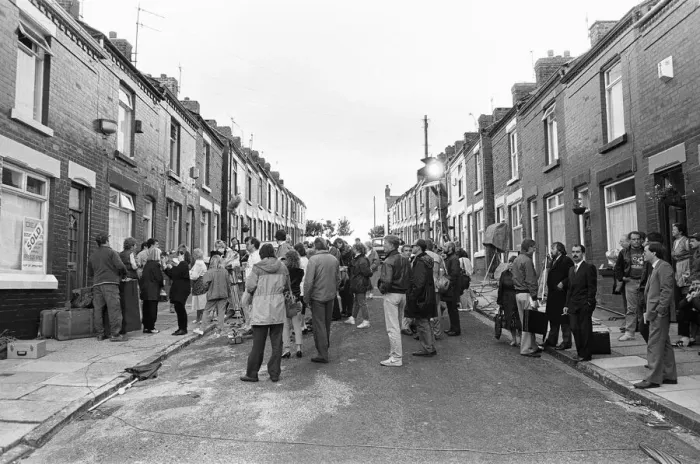 Framed Print : The BBC in Elswick Street, Dingle filming the hit comedy Bread'11th July 1987