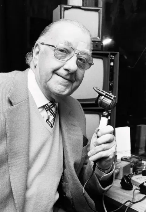 Framed Print : BBC snooker commentator Ted Lowe holding his microphone. 27th January 1986