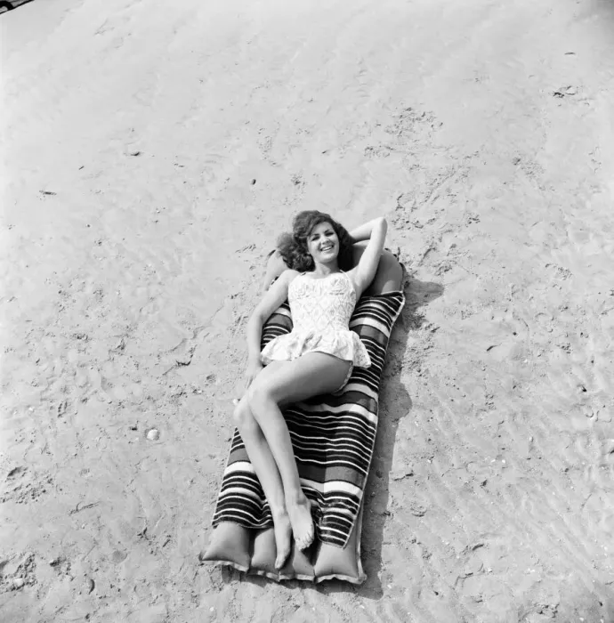 Framed Print : Beach Glamour: Having holiday fun in the sun at Minnis Bay near Margate, Kent Framed Print : Beach Glamour: Having holiday fun in the sun at Minnis Bay near Margate, Kent