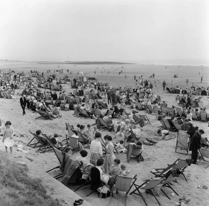 Framed Print : Beach scenes in Porthcawl, Mid Glamorgan, Wales. 30th June 1958