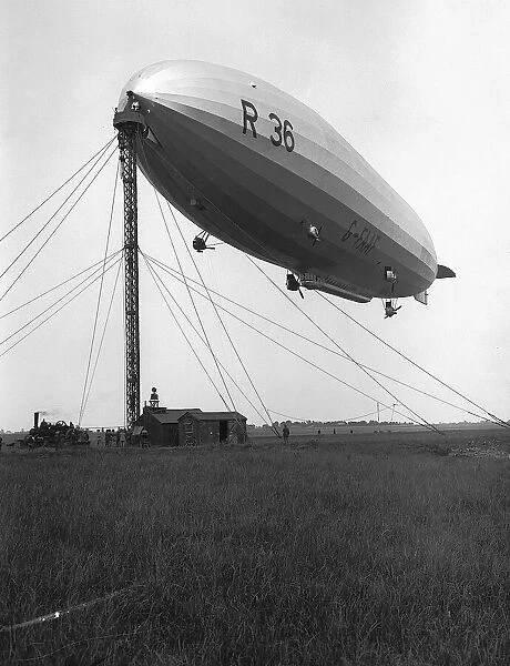 Beardmore R36 Airship - Members of Parliament stand by for a free trip in the Beardmore