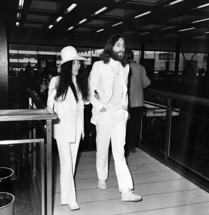 Framed Print : Beatle John Lennon and his wife Yoko Ono left Heathrow Airport London this afternoon (Sat Framed Print : Beatle John Lennon and his wife Yoko Ono left Heathrow Airport London this afternoon (Sat