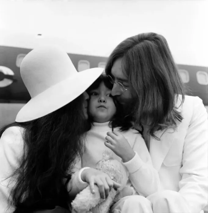 Framed Print : Beatle John Lennon and his wife Yoko Ono left Heathrow Airport London this afternoon (Sat