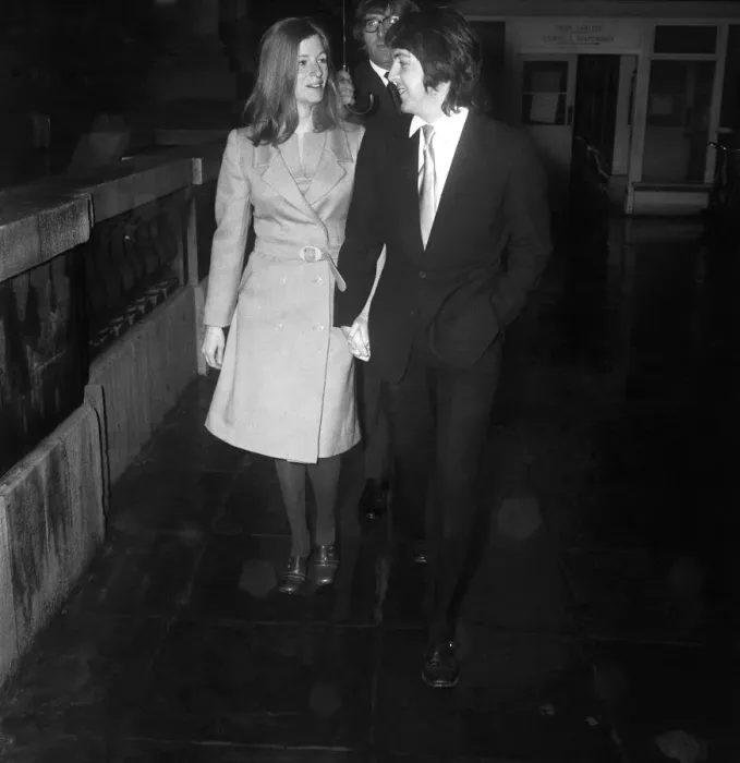 Framed Print : Beatle Paul, McCartney and his fiancee Linda Eastman arrives at a door of the register Framed Print : Beatle Paul, McCartney and his fiancee Linda Eastman arrives at a door of the register