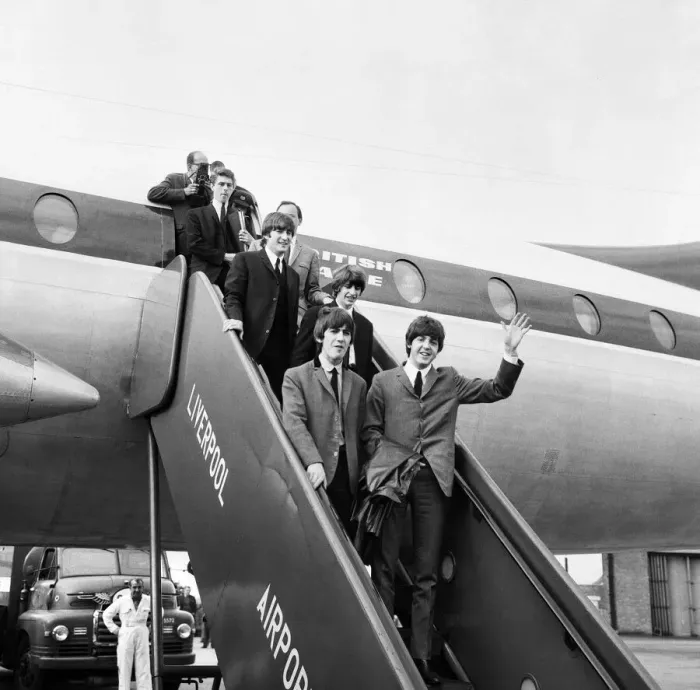 Framed Print : The Beatles arrive in Liverpool for the premier of A Hard Days Night