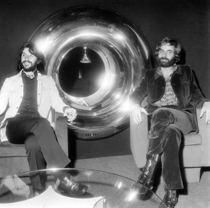 Framed Print : Former Beatles drummer Ringo Starr with designer Robin Cruickshank who is he is in