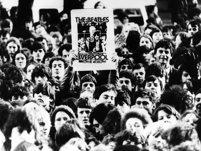Framed Print : Beatles Fans gather at 19: 00 hrs GMT to observe 10 minutes silence for John Lennon who Framed Print : Beatles Fans gather at 19: 00 hrs GMT to observe 10 minutes silence for John Lennon who