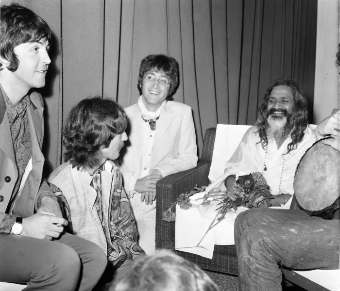 Framed Print : The Beatles meet Maharishi Mahesh Yogi, 27 August 1967
