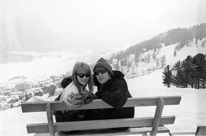 Framed Print : Beatles singer John Lennon with his wife Cynthia on a skiing holiday in St Moritz